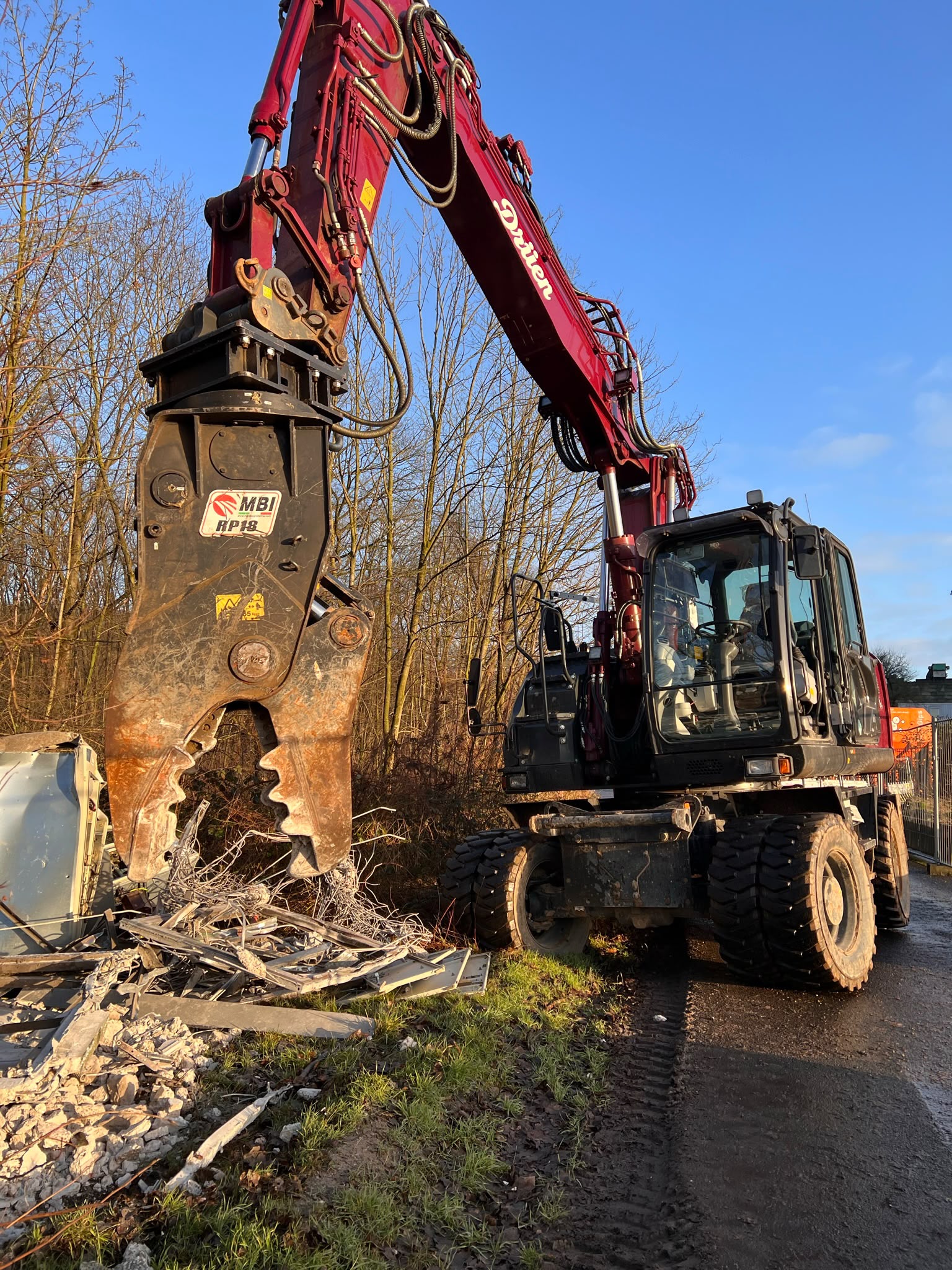 Mobile Brechanlage recycelt und trennt Bauschutt