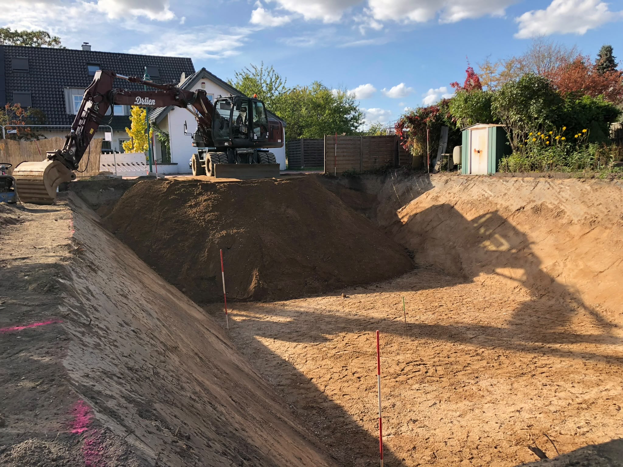 Ausgehobene Baugrube mit Baggern auf einer Baustelle von Tiefbau Drüen