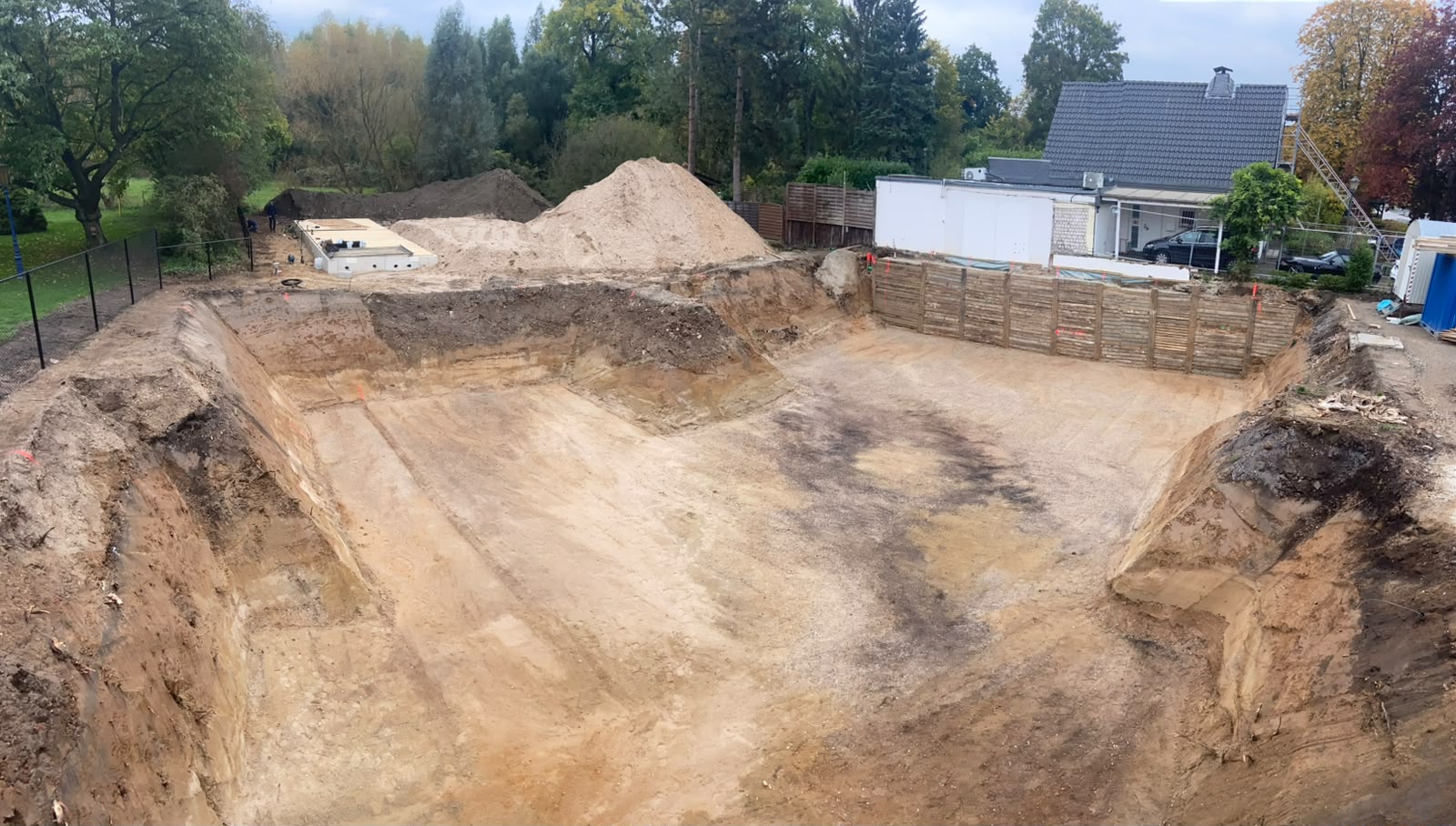 Ausgehobene Baugrube mit Baggern auf einer Baustelle von Tiefbau Drüen