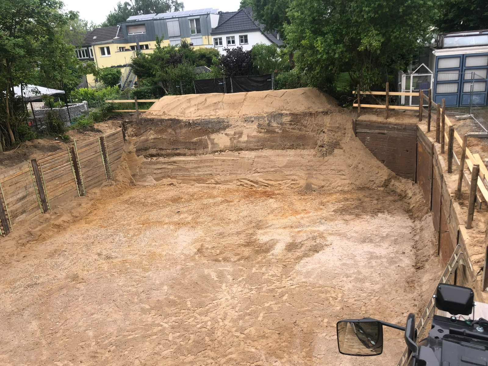 Ausgehobene Baugrube mit Baggern auf einer Baustelle von Tiefbau Drüen