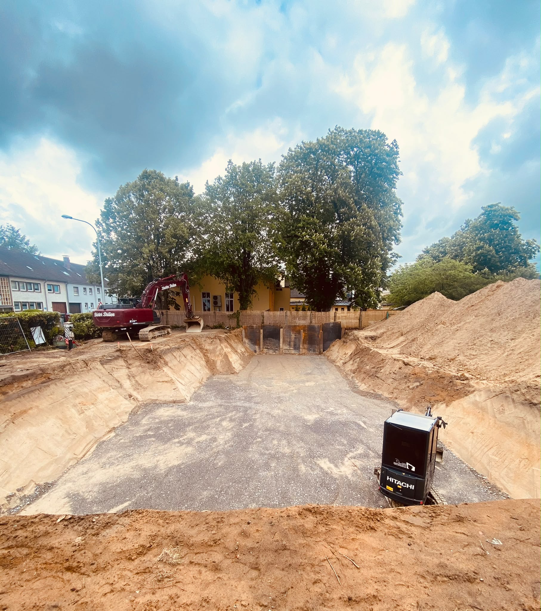 Ausgehobene Baugrube mit Baggern auf einer Baustelle von Tiefbau Drüen