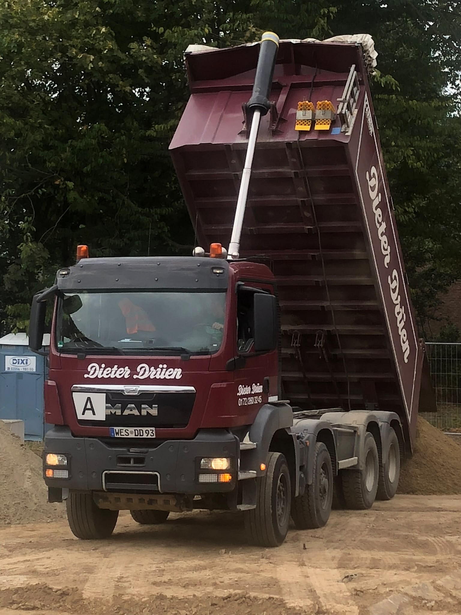 LKW-Kipper im Einsatz